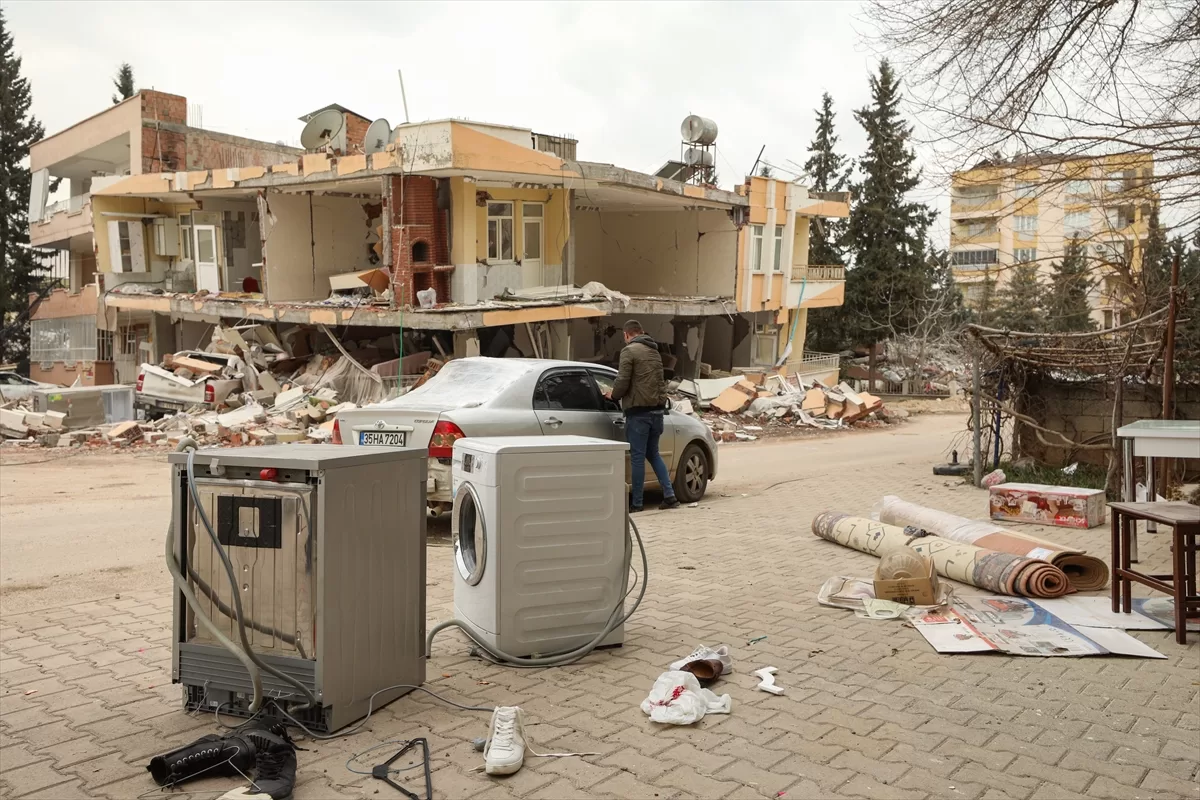 Adıyamanlı afetzede, evinin enkazından topladığı eşyalarını hasarlı aracıyla taşıyor