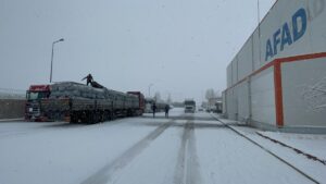 - Yardım malzemeleri arasında 2 bin 462 çadır, 4 bin