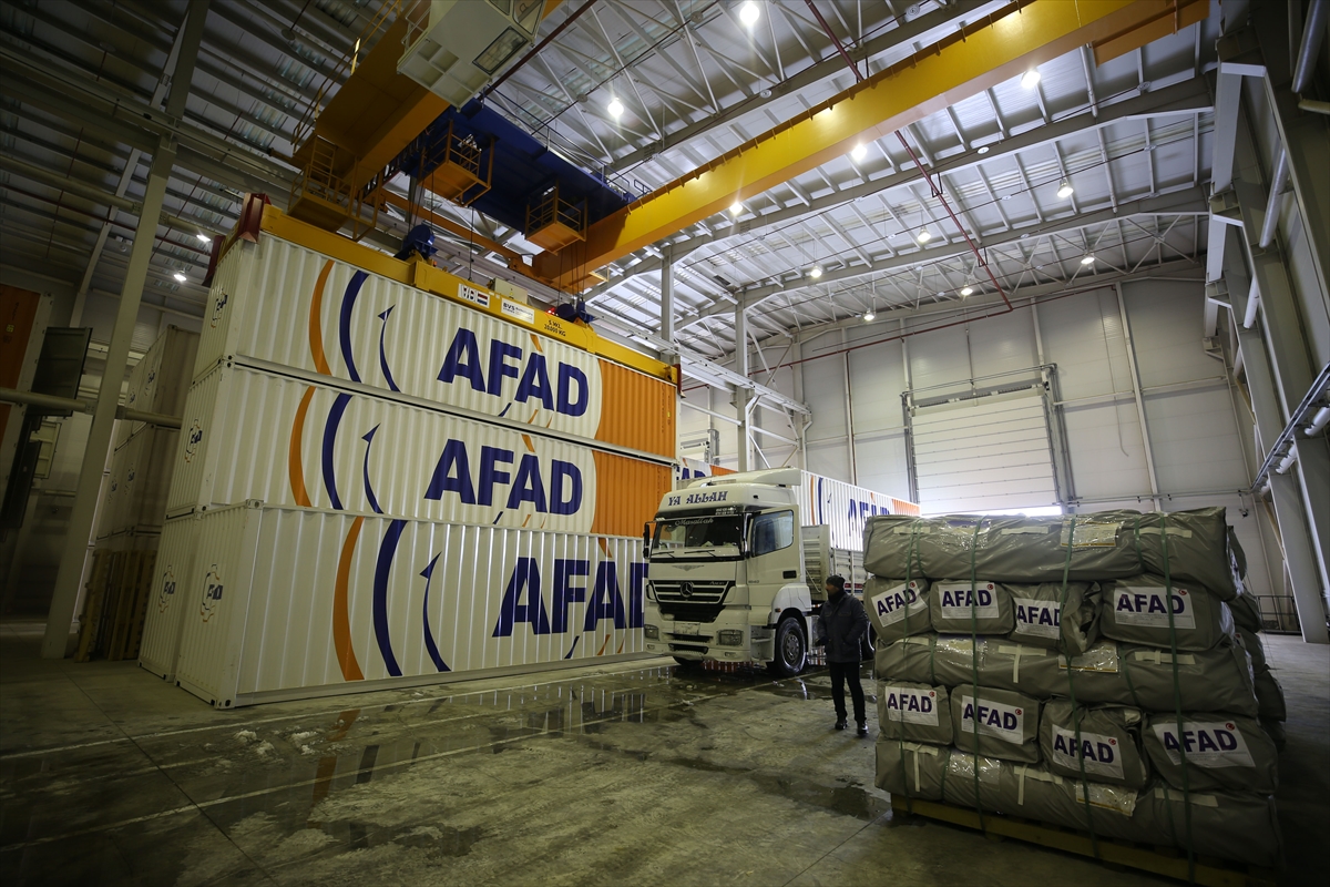 AFAD'ın Muş'taki lojistik deposundan deprem bölgesine yardım malzemeleri gönderiliyor