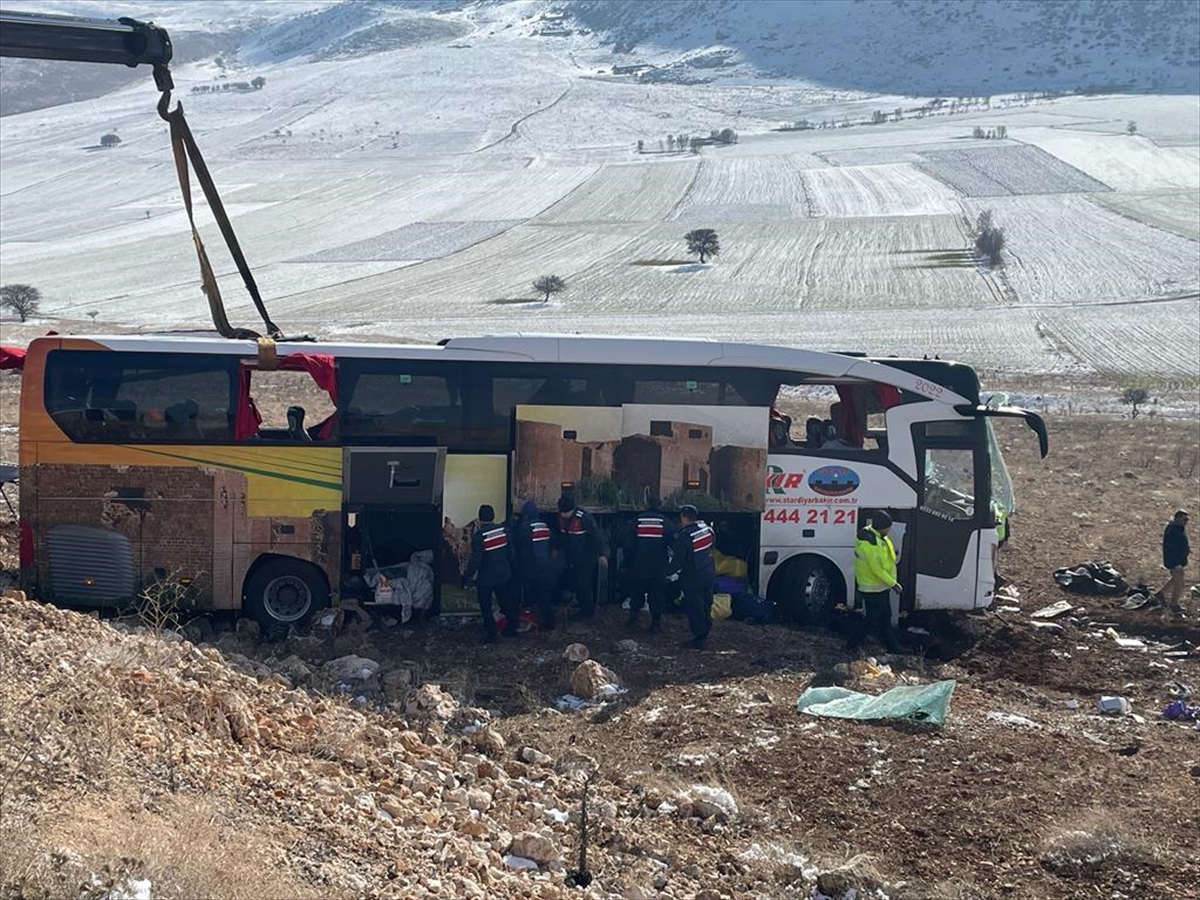 GÜNCELLEME – Afyonkarahisar'da yolcu otobüsü devrildi, 8 kişi öldü