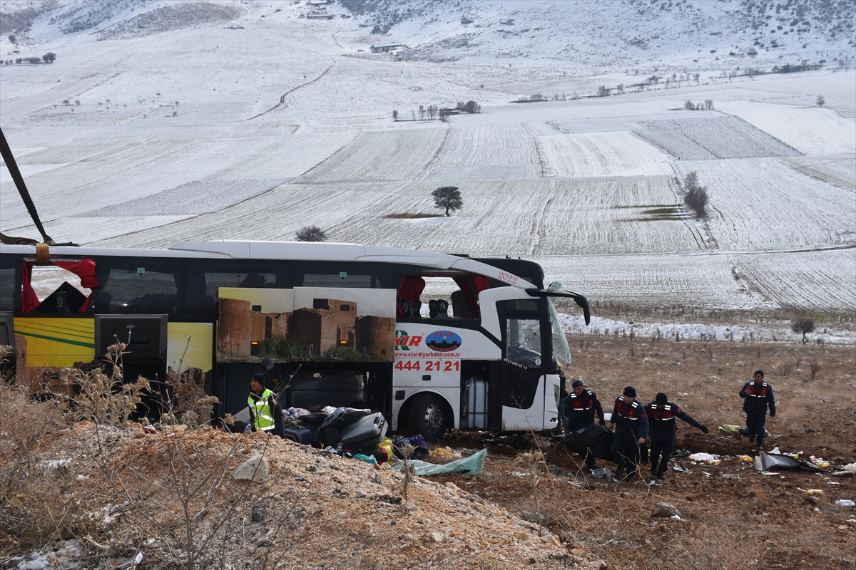 GÜNCELLEME 2 – Afyonkarahisar'da yolcu otobüsü devrildi, 8 kişi öldü