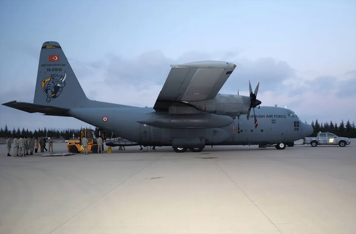 Afyonkarahisar'dan deprem bölgesine askeri kargo uçağıyla yaklaşık 30 ton yardım malzemesi gönderildi