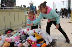 - Futbolcular, seremoniye 25 depremzede çocukla çıktı