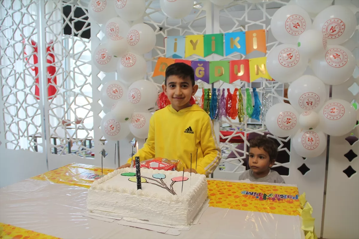 Amasya'da  depremzede çocuğa doğum günü sürprizi