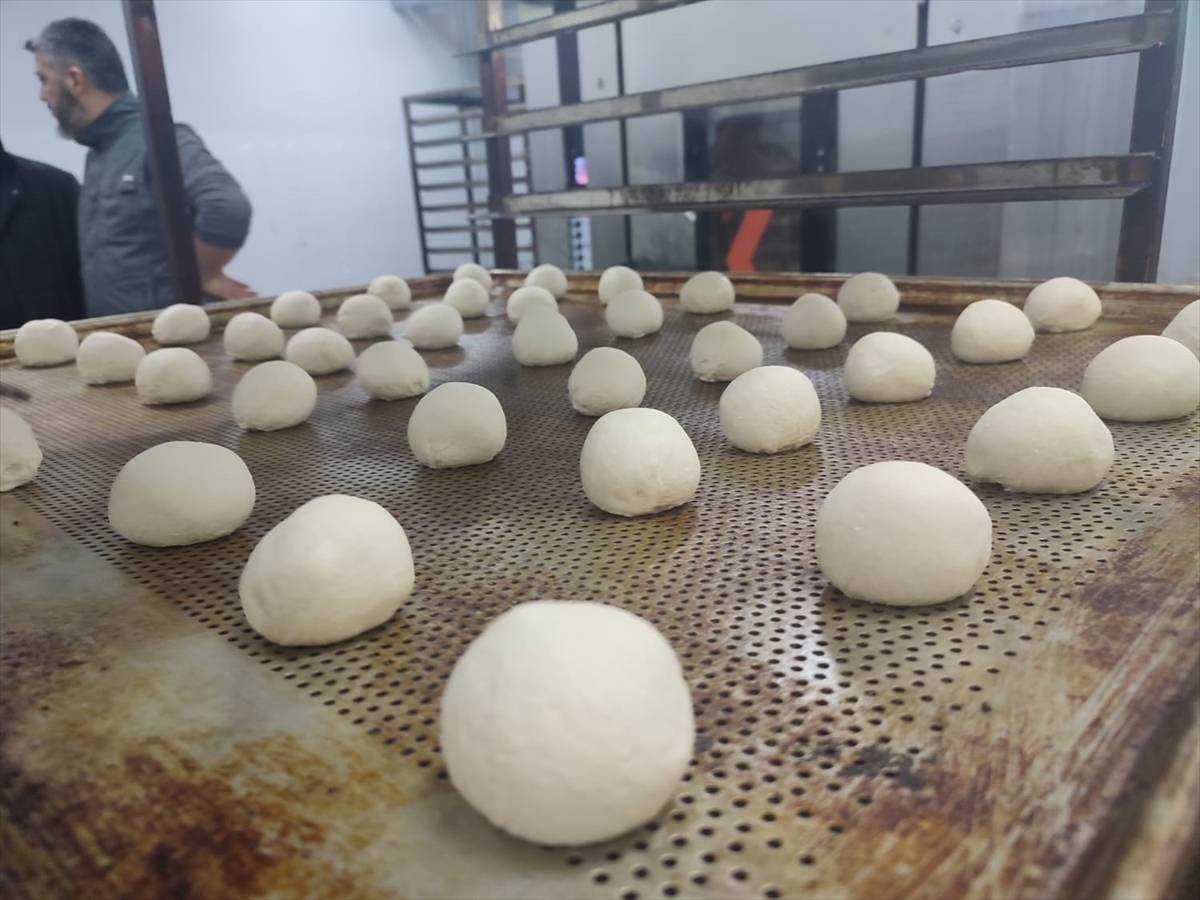 Amasya’da öğrenciler ürettikleri 54 bin ekmeği deprem bölgesine gönderdi