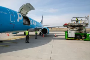 - Amazon Air kargo uçaklarıyla gelen yardımlar, Amazon'un bölgeye yönelik
