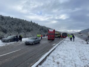 BOLU (AA) – Anadolu Otoyolu'nun İstanbul istikametinde 6 aracın karıştığı