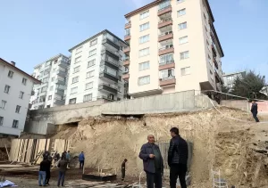 ANKARA (AA) – Ankara'da bitişiğindeki inşaat çalışmasında hasar gördüğü için