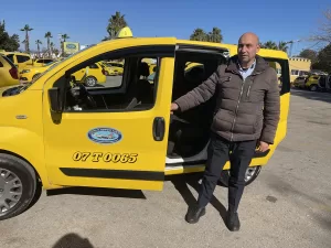 ANTALYA (AA) – Antalya Havalimanı'ndaki taksi sürücüleri, depremzedelere destek olmak