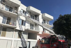 ANTALYA (AA) – Serik ilçesinde apartman dairesinde çıkan yangında mahsur