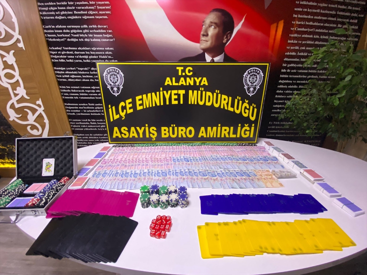 Antalya'da kooperatif binasında kumar oynatan 2 kişi gözaltına alındı