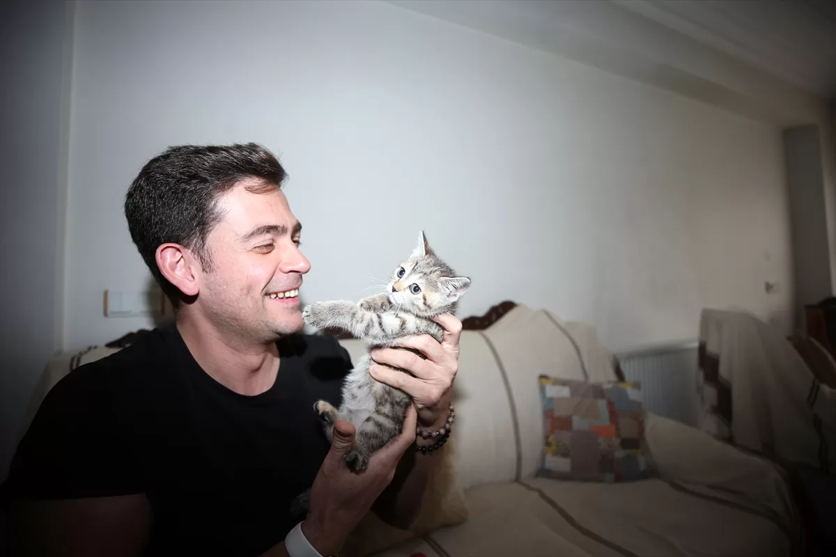 Arama kurtarma gönüllüsü enkazdan çıkardığı yavru kediyle Aydın'a döndü
