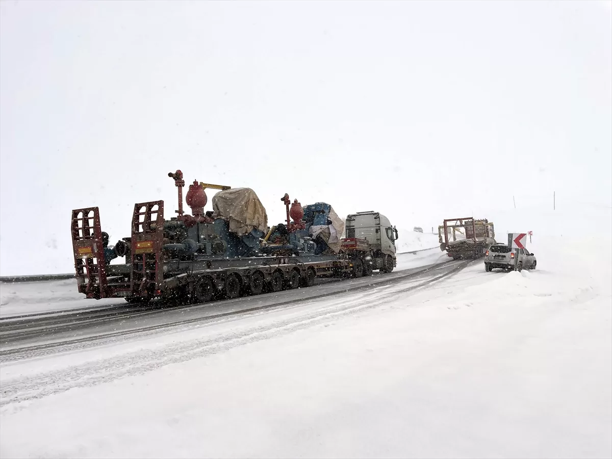 Ardahan'da kar ve buzlanma nedeniyle ağır tonajlı araçlar yolda kaldı
