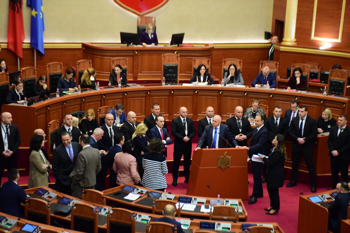 Arnavutluk Meclisinde, Başbakan Rama hakkındaki gensoru görüşülürken gerginlik yaşandı