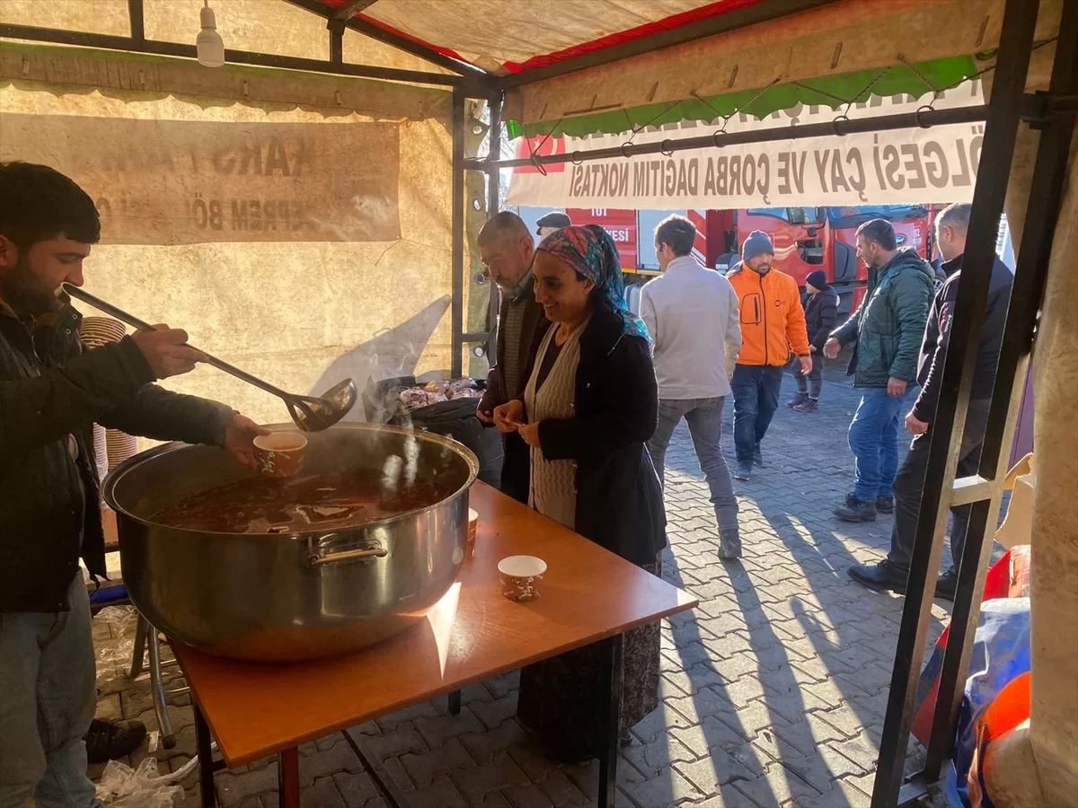 Arpaçay Belediyesi Adıyaman'da depremzedelere 3 öğün sıcak yemek hazırlıyor