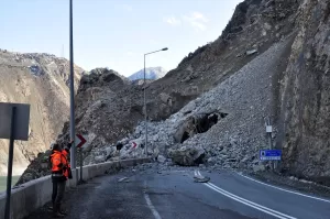 - Endüstriyel dağcılar, heyelan nedeniyle ulaşıma kapanan yolun üst kısmındaki