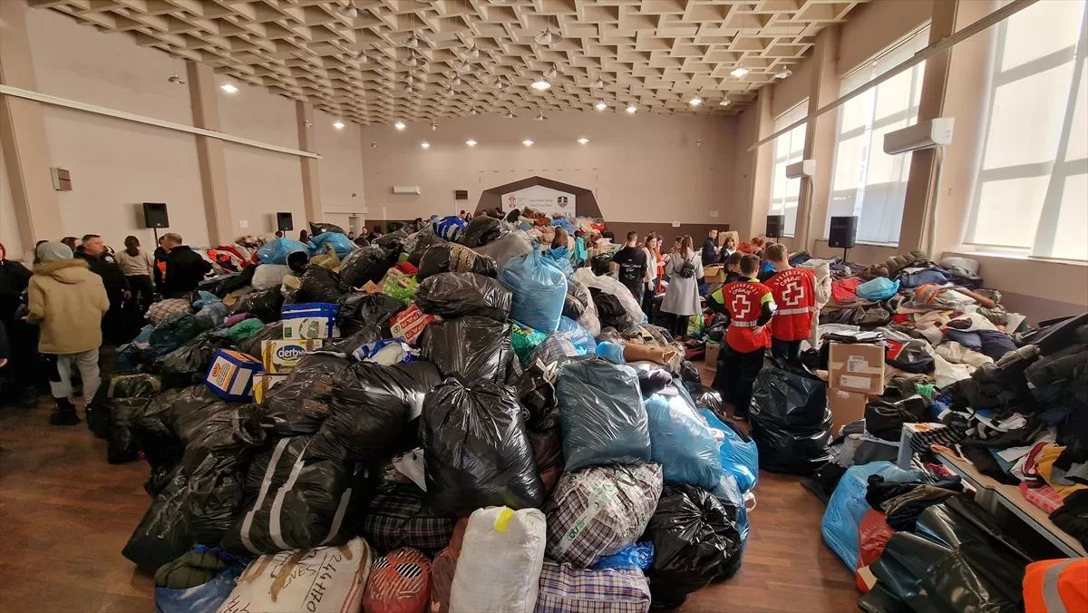 Avrupa'daki Türklerin topladığı yardımların depremzedelere gönderilmesi sürüyor
