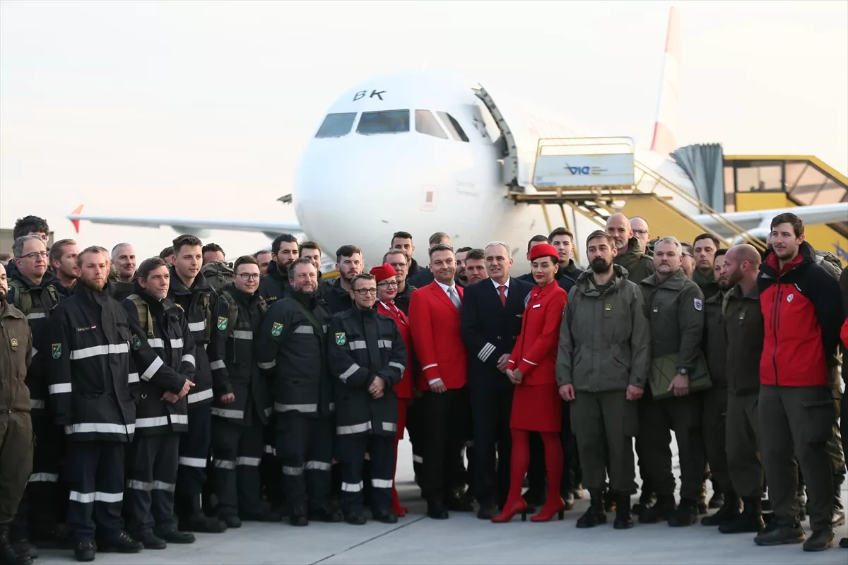 Avusturya arama kurtarma ekibi Viyana’da büyük coşkuyla karşılandı