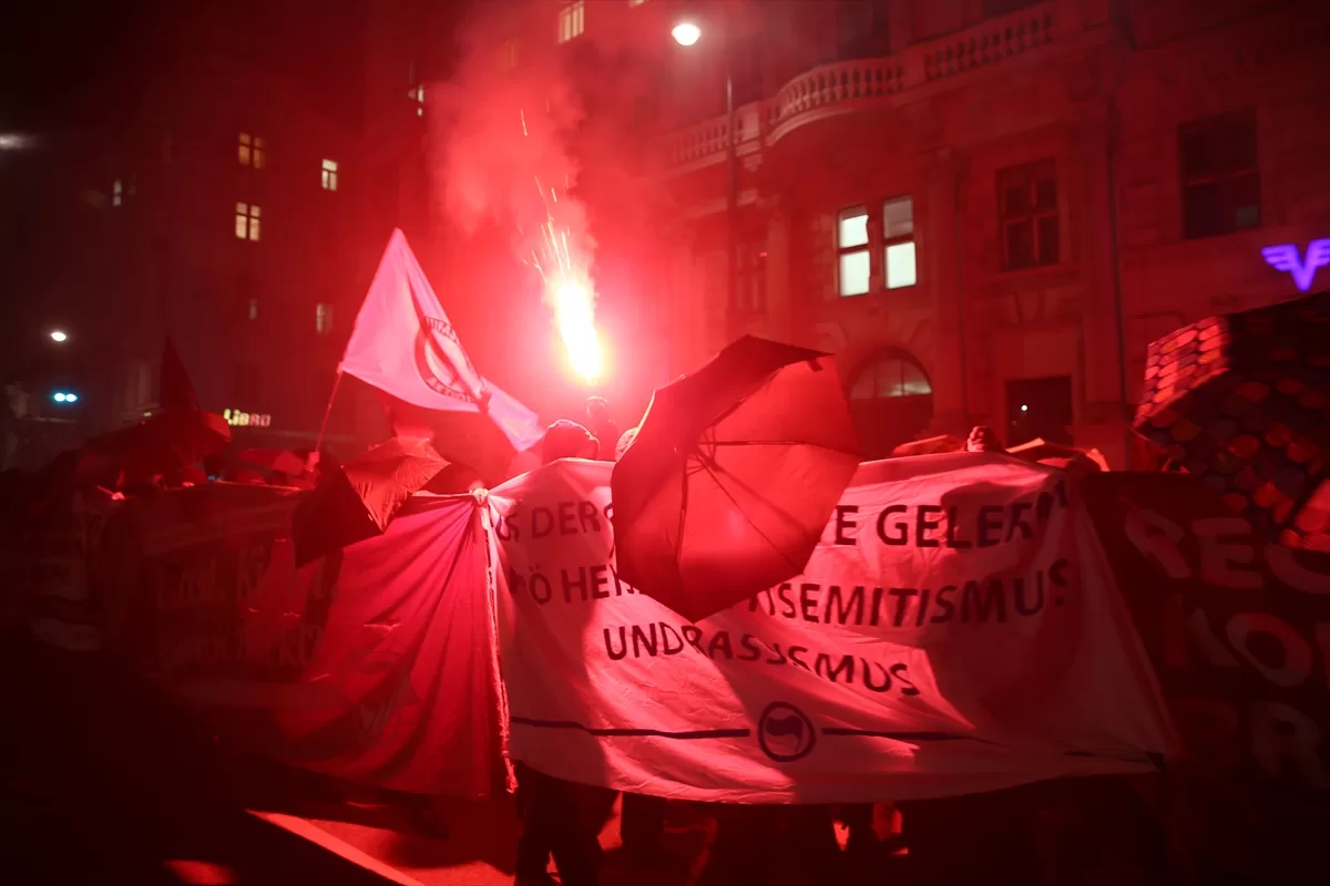 Avusturya’da ırkçı grupların tarihi Hofburg sarayında düzenlediği balo protesto edildi