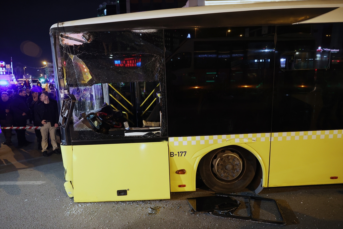 GÜNCELLEME – Bahçelievler'de İETT otobüsü durak önünde minibüse çarptı, 1 kişi öldü, 4 kişi yaralandı