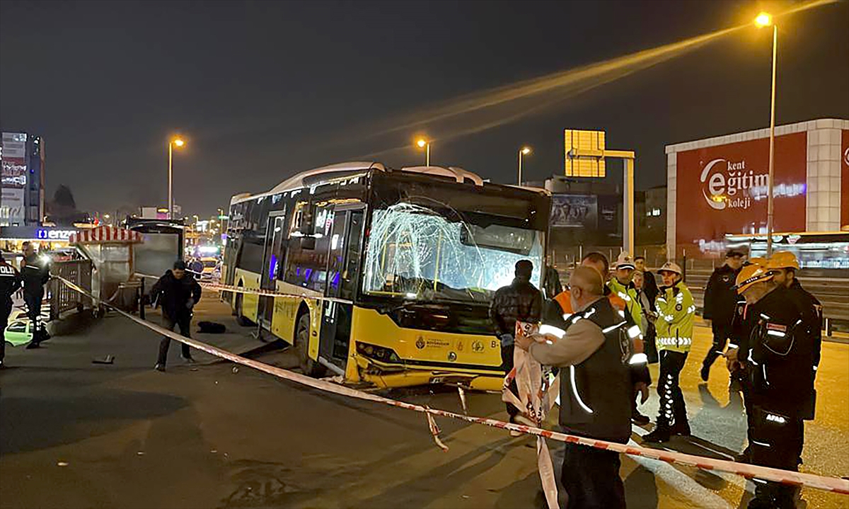 Bahçelievler'de İETT otobüsü durak önünde minibüse çarptı