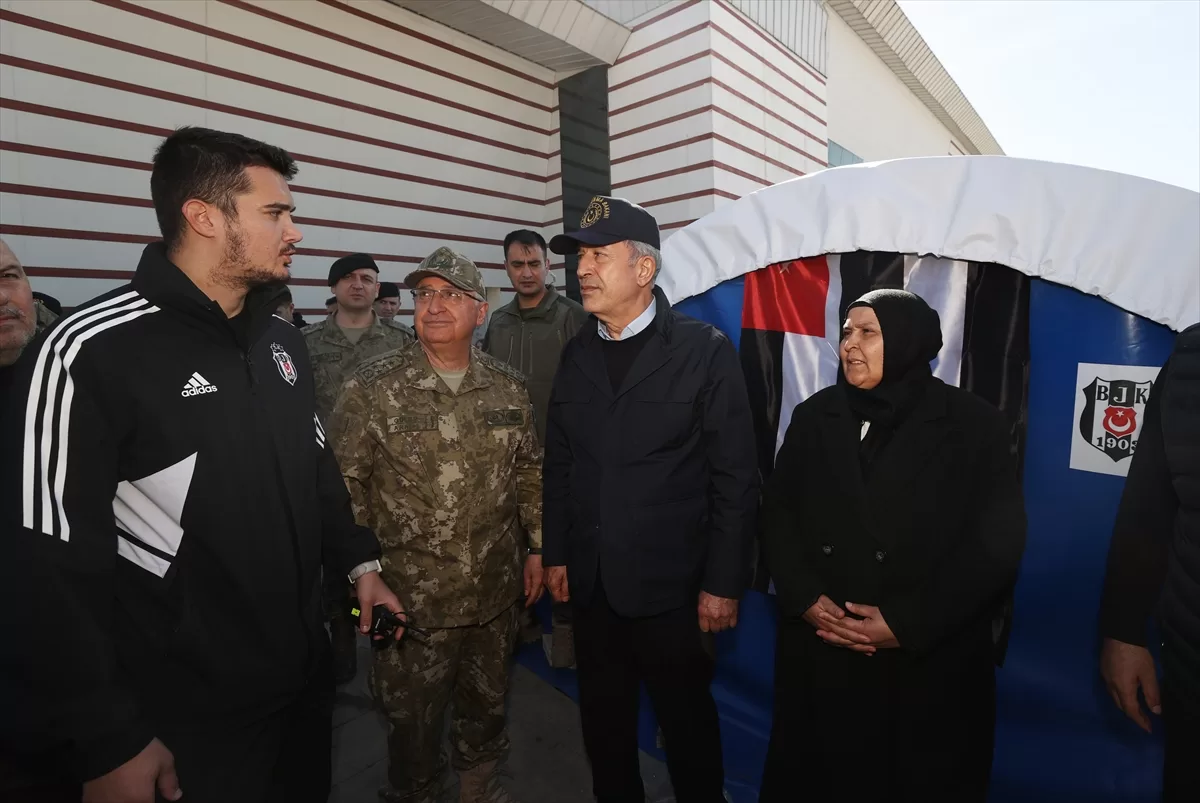 Bakan Akar'dan depremzede çocuklara “moral” ziyareti