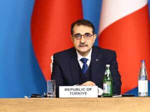 BAKÜ (AA) – Enerji ve Tabii Kaynaklar Bakanı Fatih Dönmez,