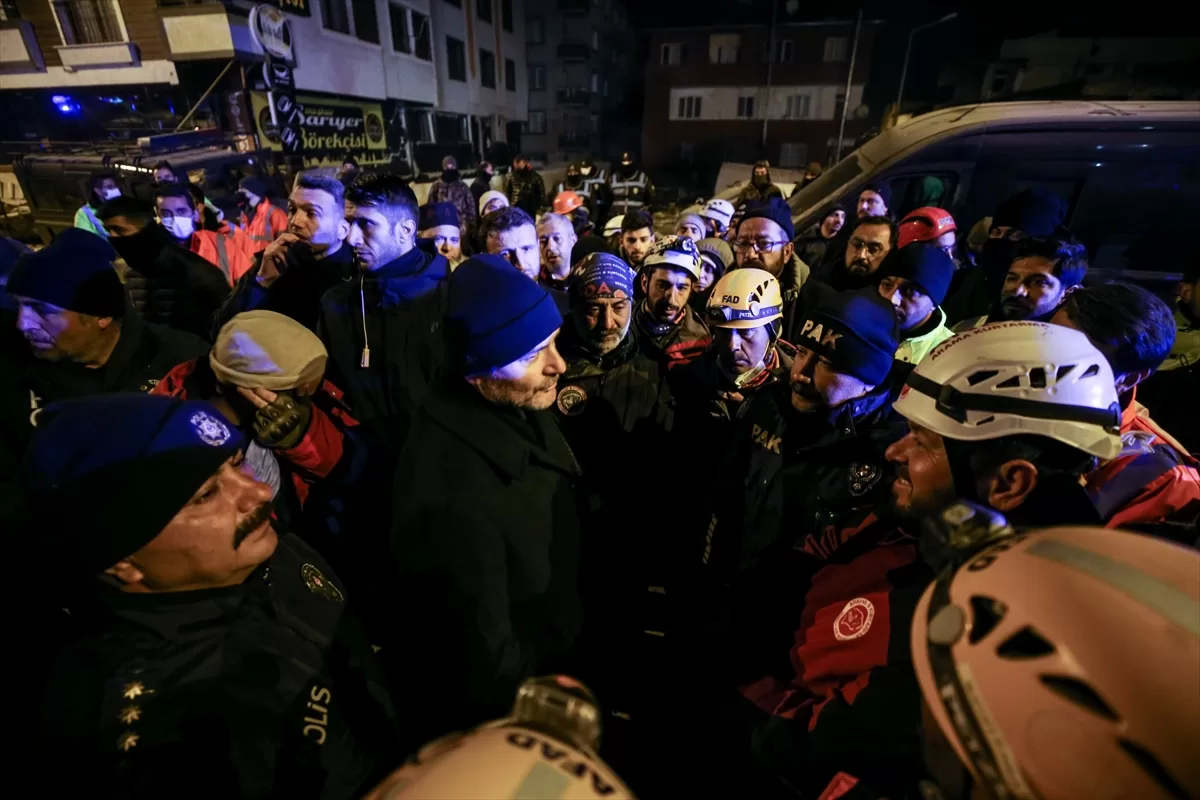 Bakan Soylu, Hatay'da depremin 260. saatinde 14 yaşındaki çocuğu kurtaran ekibi ziyaret etti