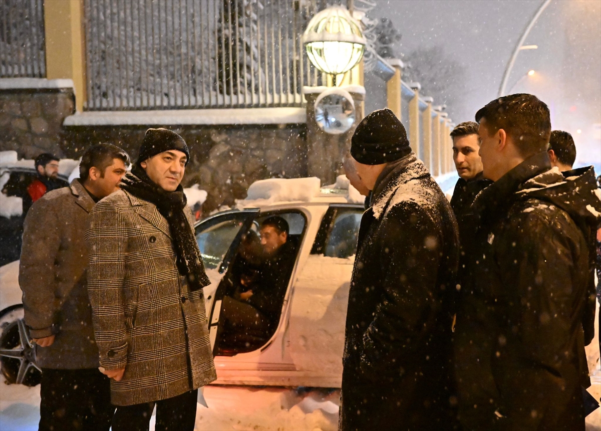 Bakan Soylu, yoğun kar yağışının etkili olduğu Ankara'da incelemelerde bulundu