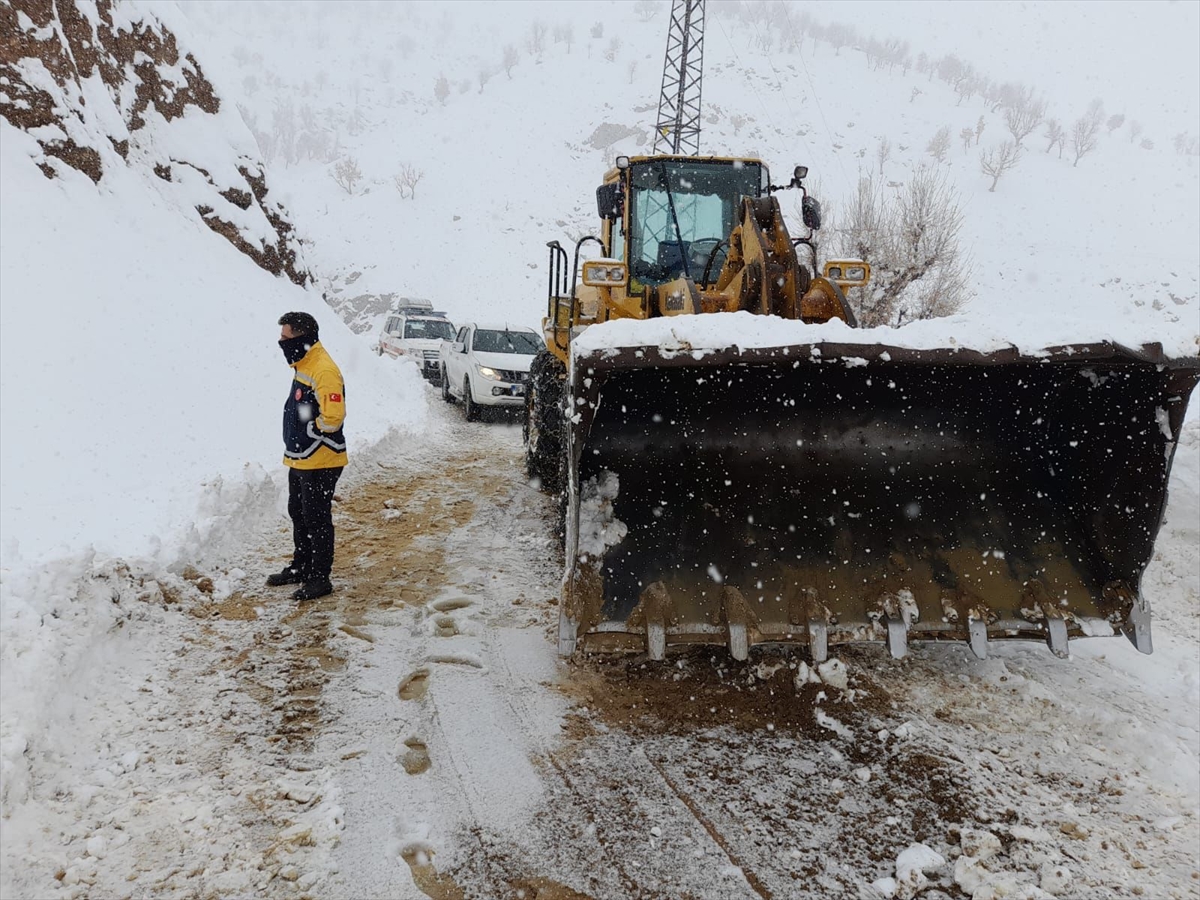 BATMAN (AA) – Batman'ın Sason ilçesinde kar nedeniyle ulaşım sağlanamayan