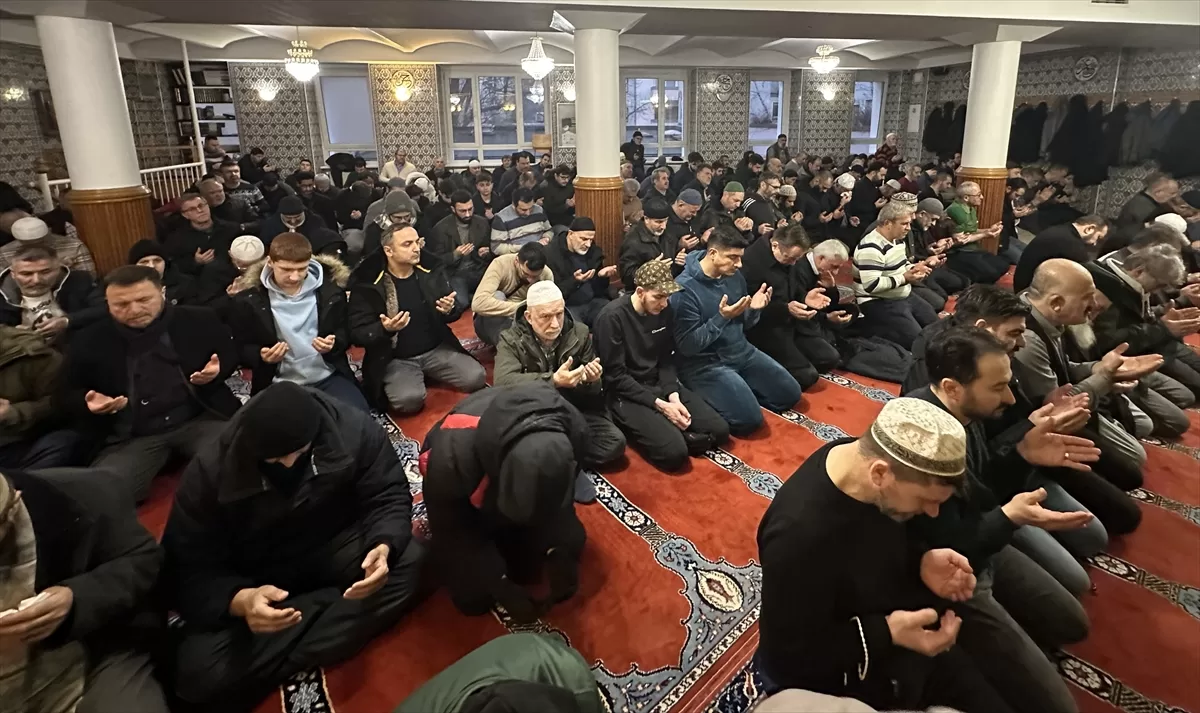 Berlin'de camilerde depremde hayatını kaybedenler için Kur'an-ı Kerim okundu, dua edildi