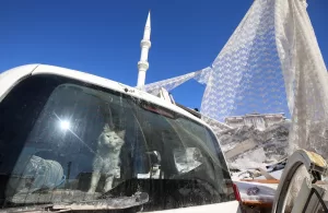 - Malatya'da ağır hasar gören caminin minaresi ile yanındaki binanın