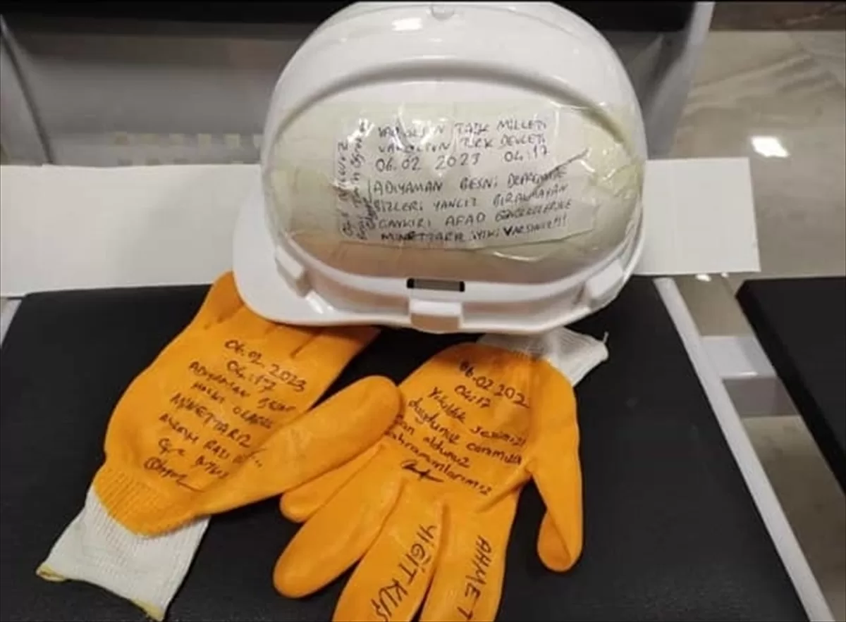 Besnililer arama kurtarma ekiplerine teşekkürlerini baret ve eldivenlere yazdı