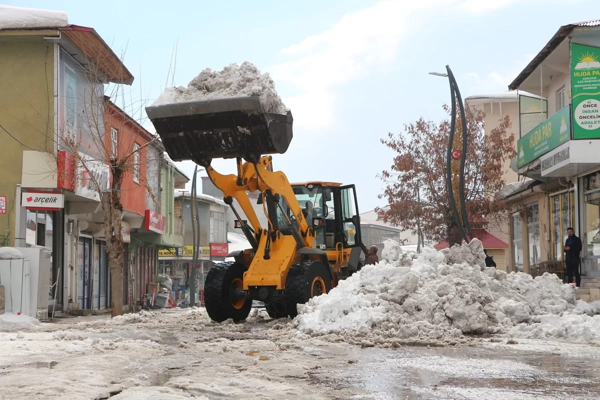 Bingöl Karlıova'da biriken kar kamyonlarla ilçe dışına taşınıyor