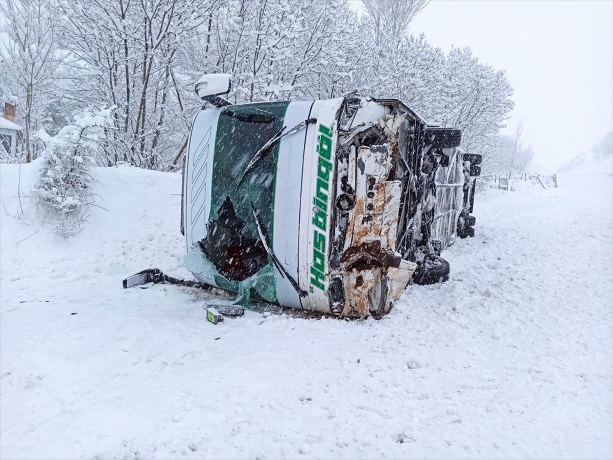 Bingöl'de kar ve tipi nedeniyle devrilen yolcu otobüsündeki 12 kişi yaralandı