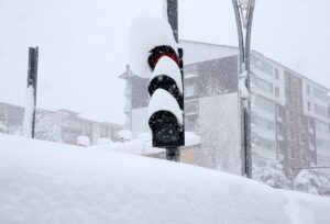 ŞIRNAK (AA) – Şırnak'ta süren yoğun kar yağışı ve tipi