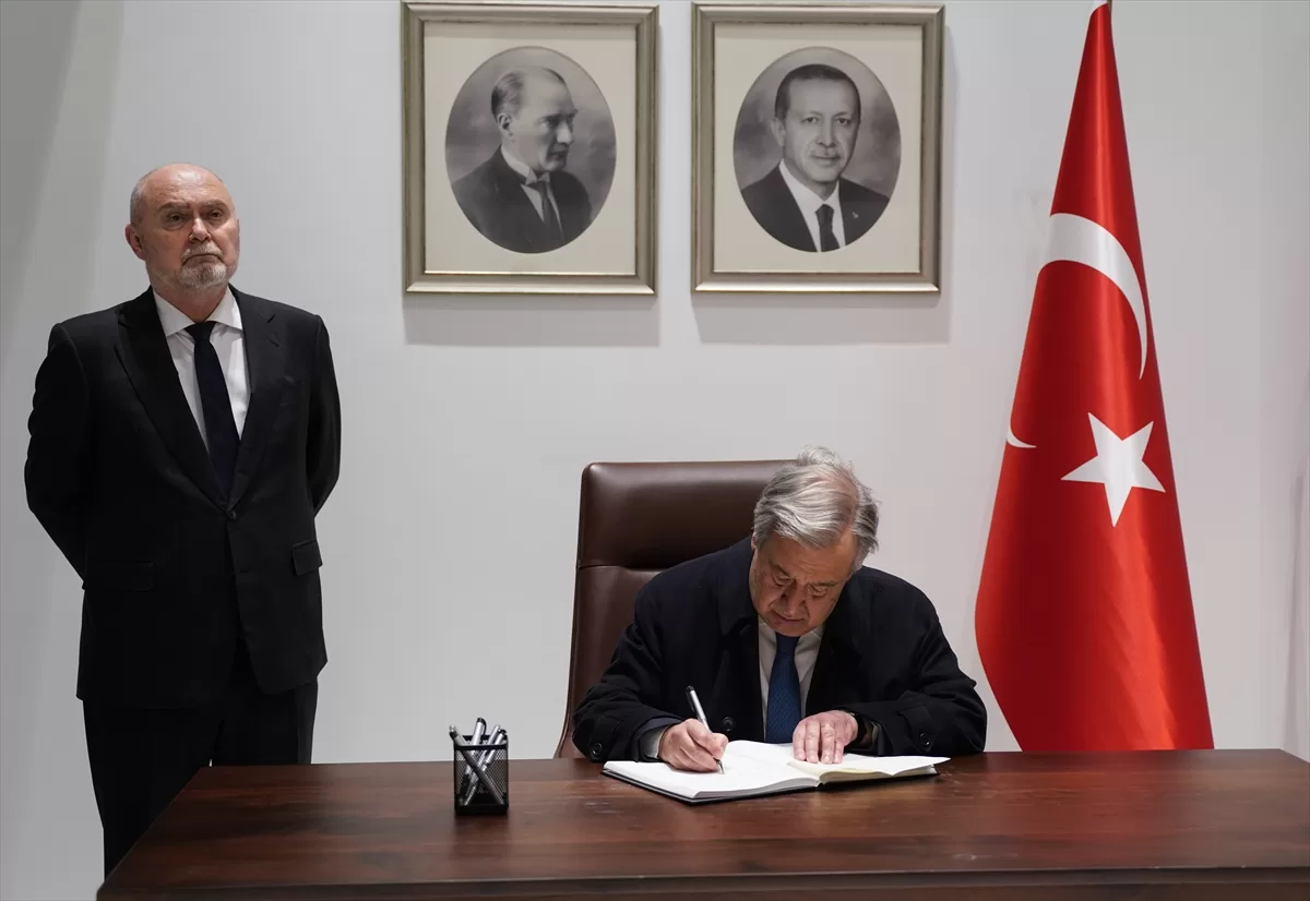 BM Genel Sekreteri, New York'ta Türkiye'deki depremler için açılan taziye defterini imzaladı
