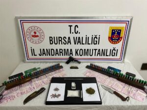 BURSA (AA) – Bursa'nın Gemlik ilçesinde düzenlenen uyuşturucu operasyonunda silahını