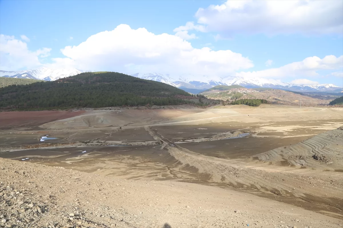 Bursa'nın içme suyu kaynaklarından Nilüfer Barajı kurudu