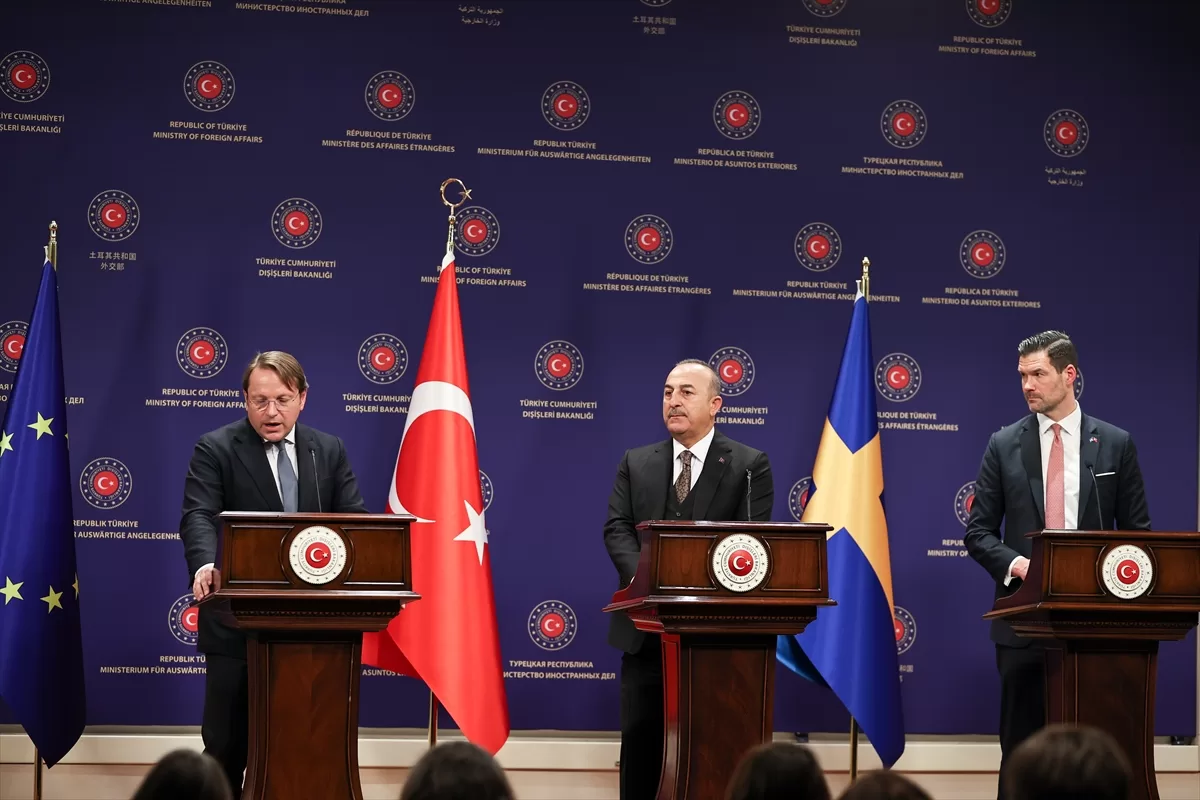 AB Komiseri Varhelyi, Çavuşoğlu'yla ortak basın toplantısında konuştu: (1)