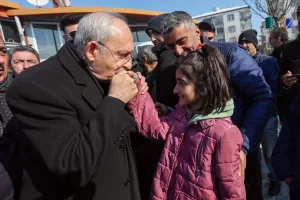 - Kılıçdaroğlu depremzedelerle görüştü