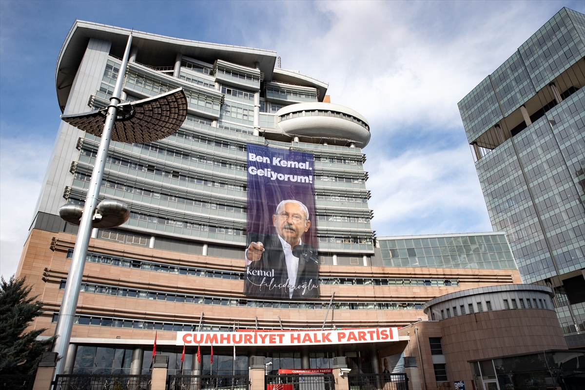 CHP Genel Merkezi'ne “Ben Kemal, geliyorum” afişi asıldı
