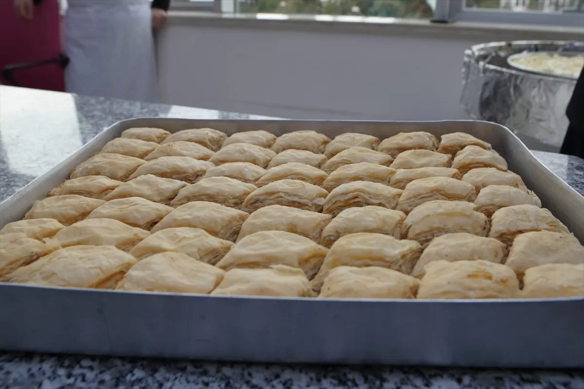 Çorum Belediyesinden Elbistan'daki “Yeniden Hayat Lokantası”na baklava-börek desteği