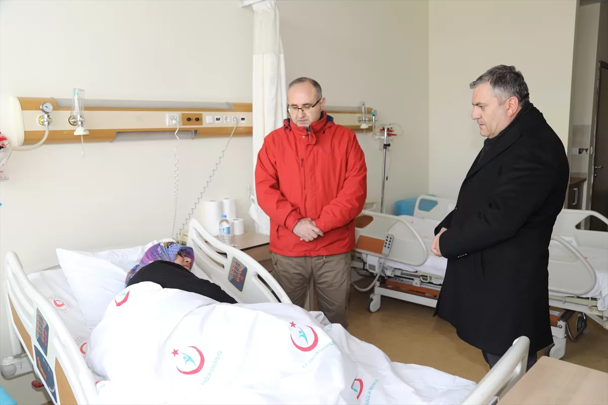 Çubuk Kaymakamı Keleş ve Belediye Başkanı Demirbaş, ilçeye gelen depremzedeleri ziyaret etti