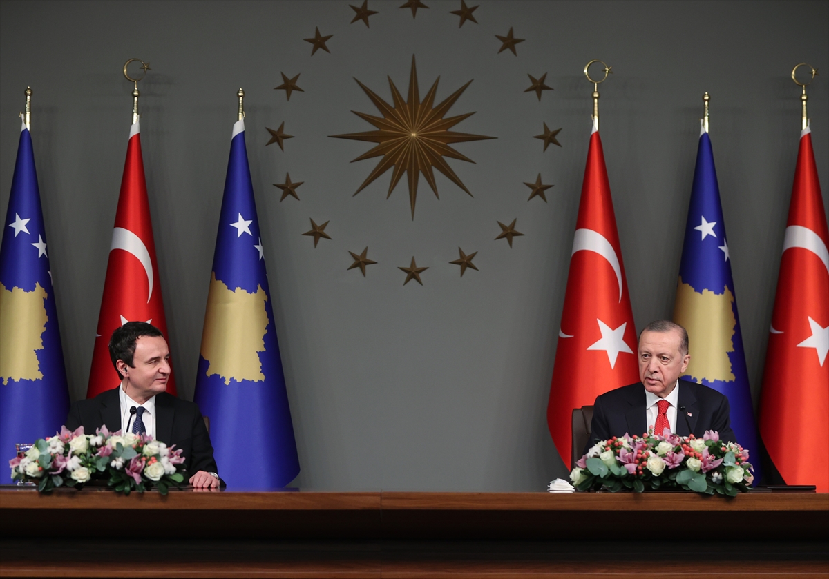 Cumhurbaşkanı Erdoğan: “FETÖ'nün Kosova'daki faaliyetlerine karşı dayanışmamızı artırmak için değerli dostumdan (Kosova Başbakanı Kurti) çok daha farklı bir gayret istedim.”