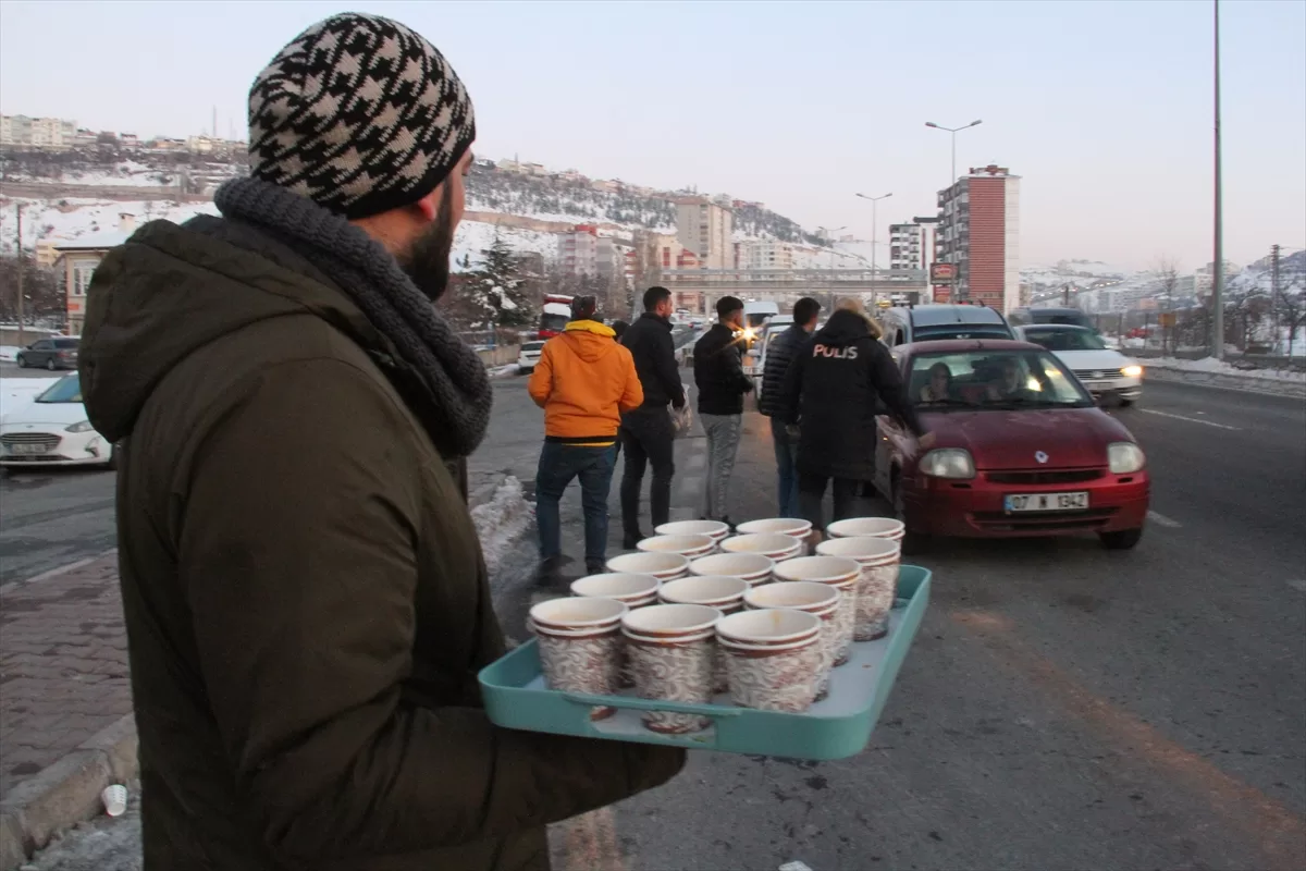 Deprem bölgelerinden Kayseri'ye gelen depremzedeler kent girişinde karşılanıyor