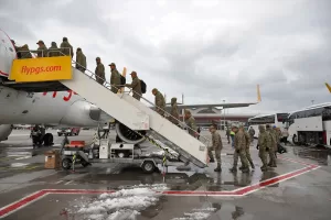 İSTANBUL (AA) – Deprem bölgelerinden tahliye edilen afetzedelerin bulunduğu uçak,