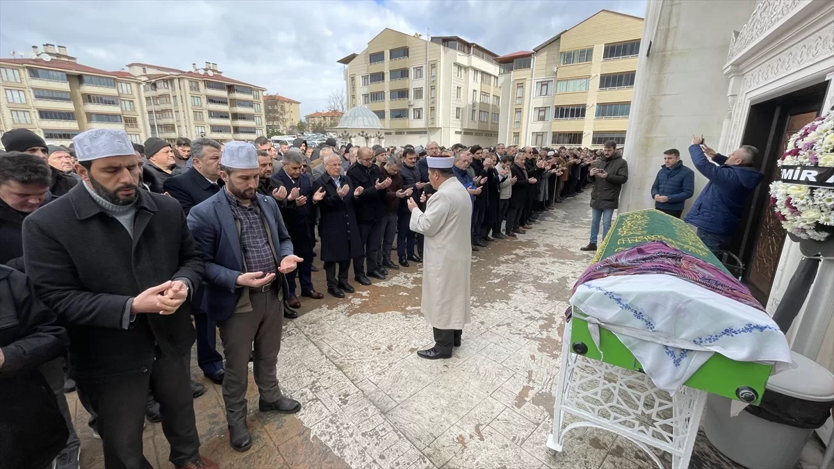 Depremde hayatını kaybeden hamile öğretmenin cenazesi Karabük'te toprağa verildi