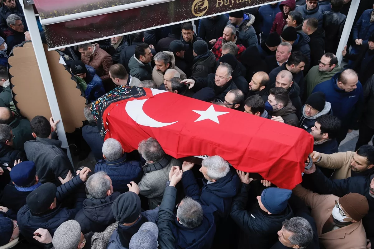 Depremde hayatını kaybeden kadın, Eskişehir'de son yolcuğuna uğurlandı