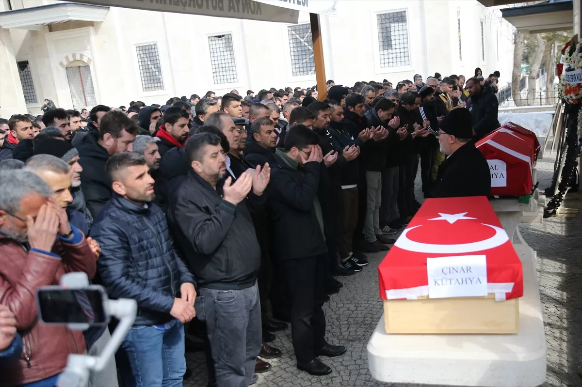 Depremde hayatını kaybeden milli hentbolcu Cemal Kütahya ile oğlunun cenazesi Konya'da defnedildi